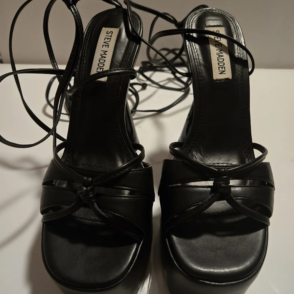 Steve Madden Black Patent Platform Sandals